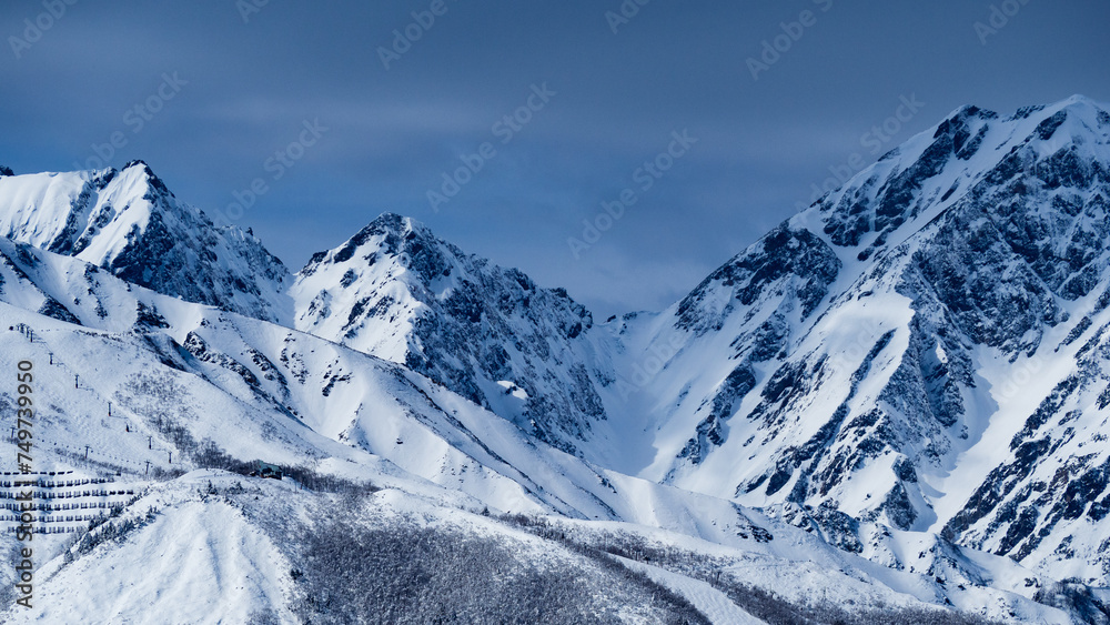 Obraz premium 冬の白馬村 冠雪した北アルプス