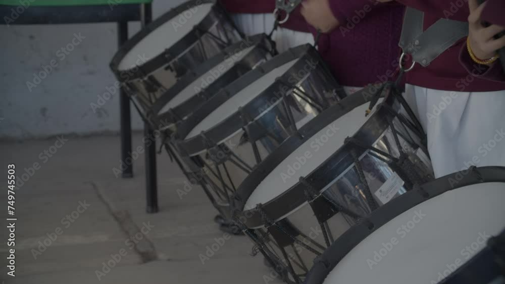 manos de niños tocando el tambor escolar