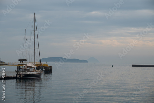 曇の日の瀬戸内の港に停泊するヨット © eddiemgg