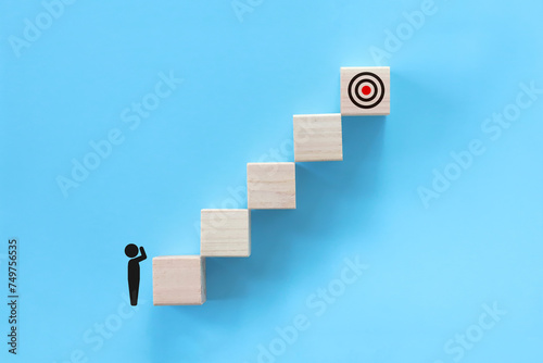 階段を上った先にあるターゲットを見上げるピクトグラム 1