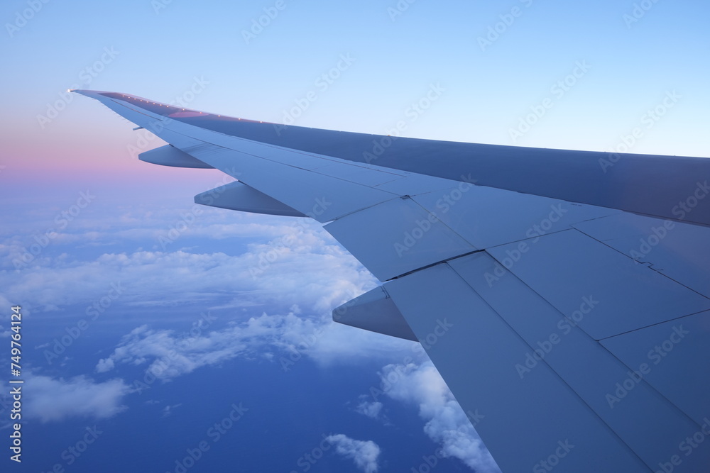 Sunrise and Wing of Aircraft from Window - 飛行機の翼と朝日 Sunrise and Wing of Aircraft from Window - 飛行機の翼と朝日