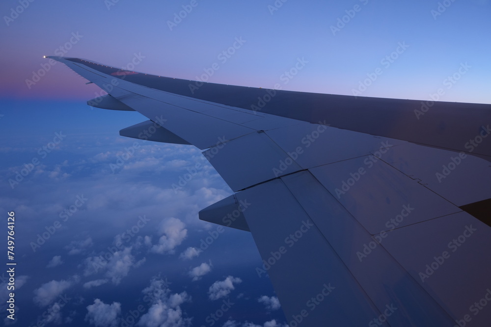 Sunrise and Wing of Aircraft from Window - 飛行機の翼と朝日 Sunrise and Wing of Aircraft from Window - 飛行機の翼と朝日