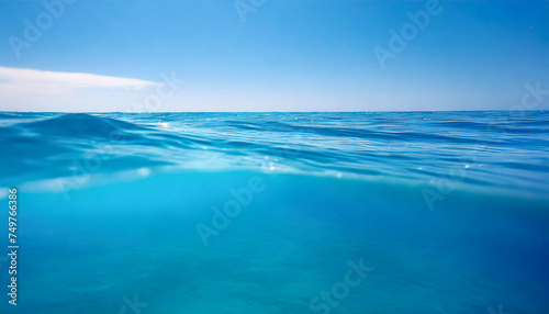横から見た青い海と海面（AI生成画像）