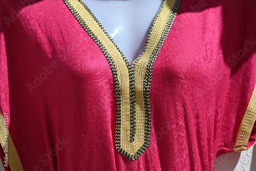 V-Ausschnitt eines legeren orientalischen Kleides an einer Schaufensterpuppe