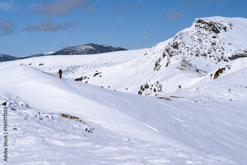 雪山登山　雪山の稜線を歩く登山者