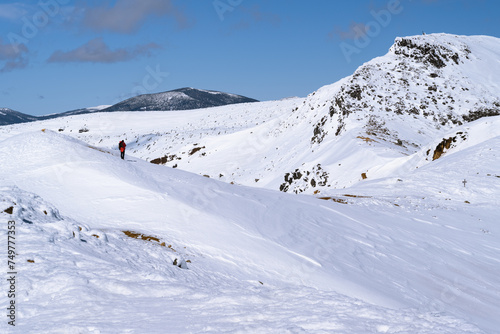 雪山登山　雪山の稜線を歩く登山者 © Kazcamera