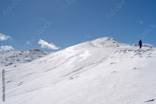雪山登山　稜線を歩く登山者 © Kazcamera