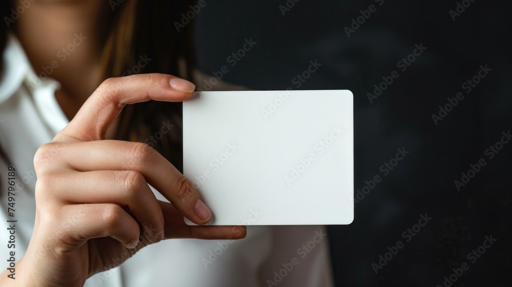 Obraz premium Woman holding a white card, suitable for business or communication concepts