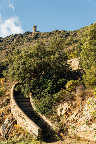 Escaliers dans les Pyrénées Orientales. Escalier en colimaçon à Collioure. Paysage de montagne. Tour de guet