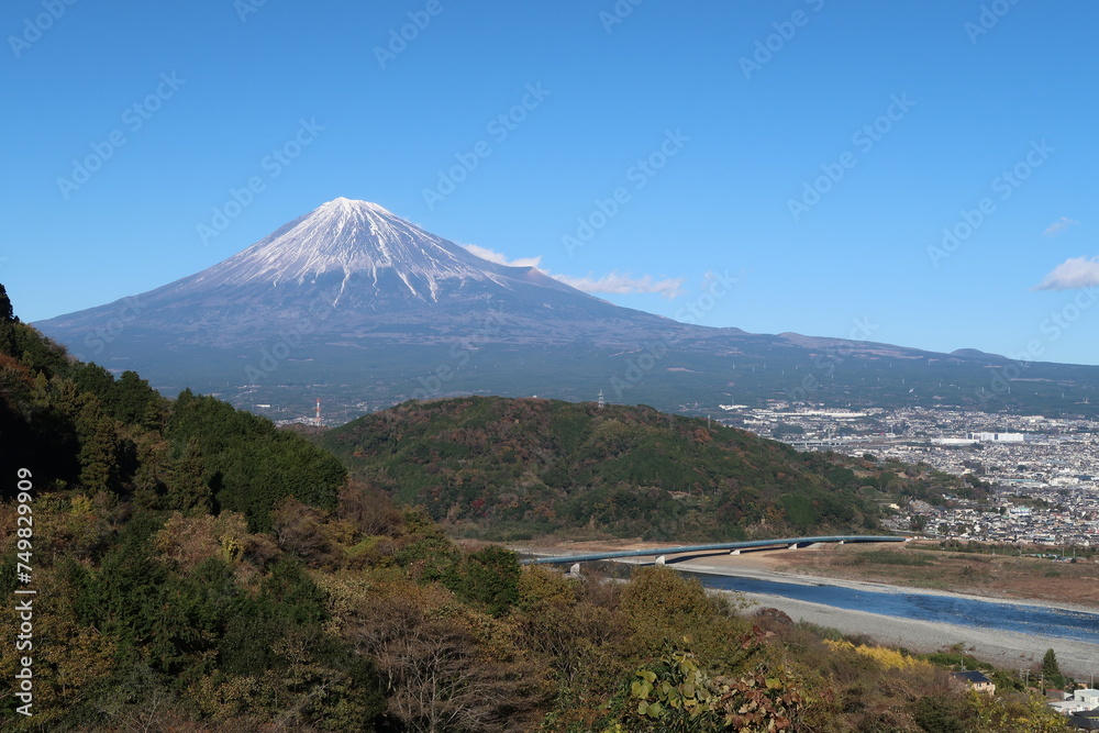 Fototapeta premium 川越しに見る富士山