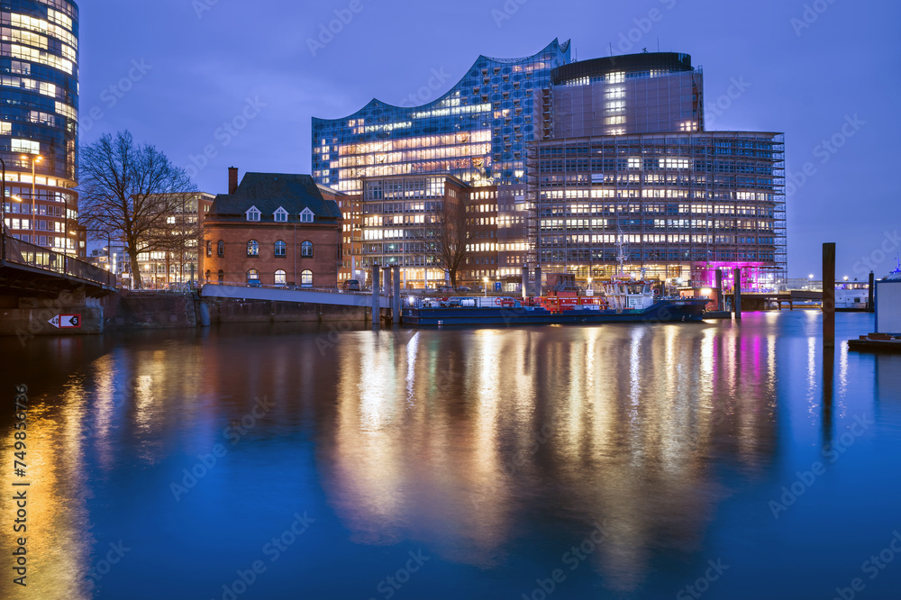 Obraz premium Kehrweiderspitze Hamburg Hafen abends entzerrt
