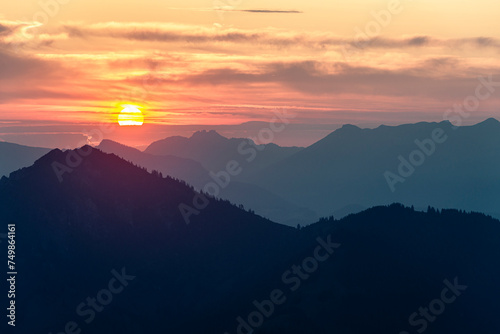 Sonnenaufgang hinter der Kampenwand in den Chiemgauer Alpen, Tirol, Österreich