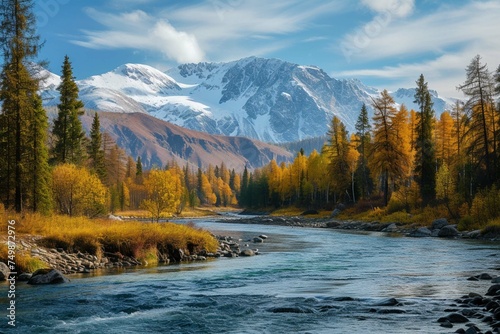 Halny rzeki i jesieni las w Altai, Syberia, Rosja