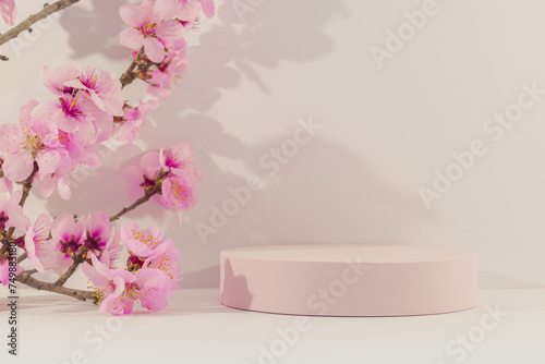 Présentation pour arrière plan de fleurs d'amandiers et d'un podium vide sur un fond rose. Décoration pour un mariage, naissance, baptême.	