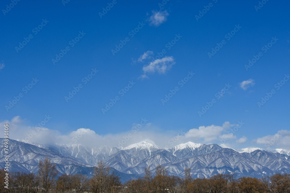 冬の信州の絶景　雪の常念岳と北アルプス