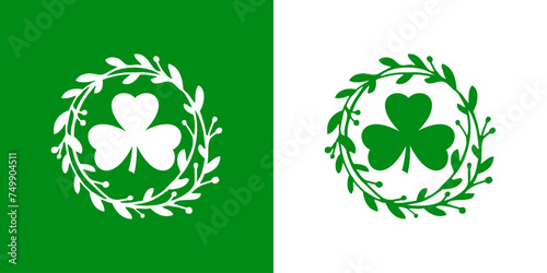 Día de San Patricio. Logo con silueta de trébol en corona de hojas y bayas para su uso en felicitaciones y tarjetas	