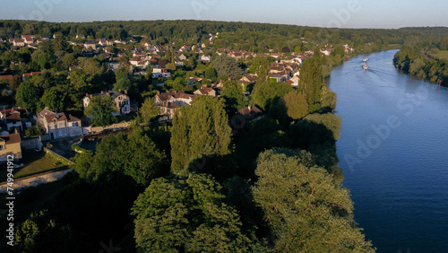 Vue aérienne d'un village en bord de rivière (Thomery, Seine et Marne, et la Seine)