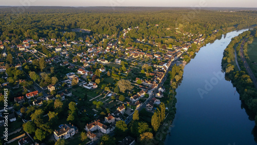 Vue aérienne d'un village en bord de rivière (Thomery, Seine et Marne, et la Seine)