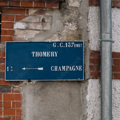 Panneau d'indication routier situé à Thomery et indiquant la direction de Champagne