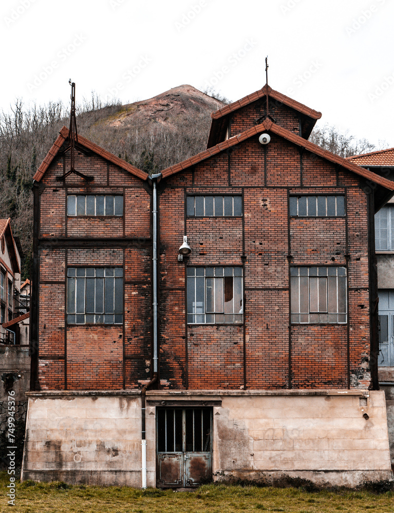 Bâtiment industrielle abandonné en brique d'une ancienne mine de charbon à Saint-Etienne