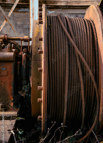 Machine industrielle avec du câble rouillé dans une ancienne mine de charbon à Saint-Etienne (France)