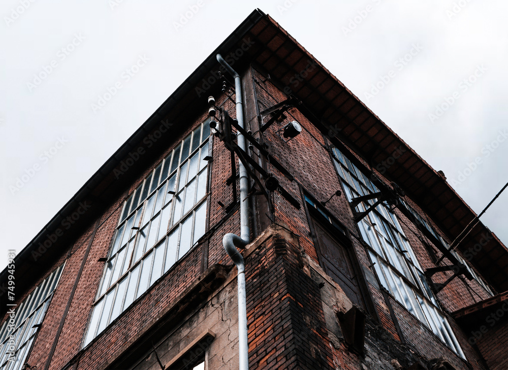 Bâtiment industrielle abandonné en brique d'une ancienne mine à charbon à Saint-Etienne