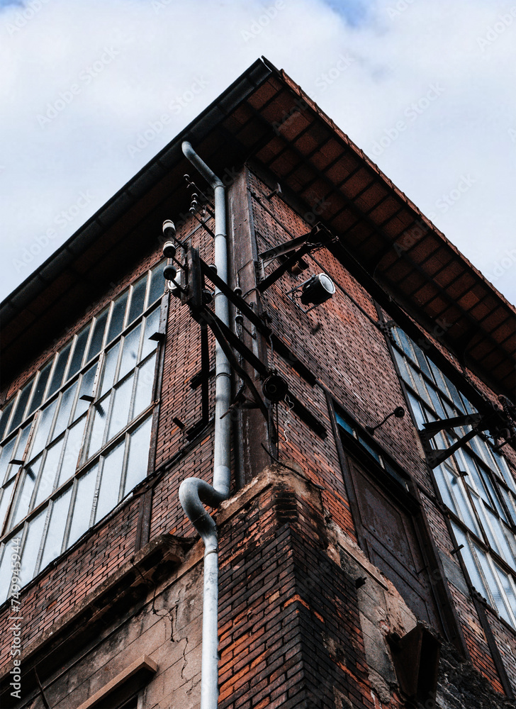 Bâtiment industrielle abandonné en brique d'une ancienne mine à charbon à Saint-Etienne