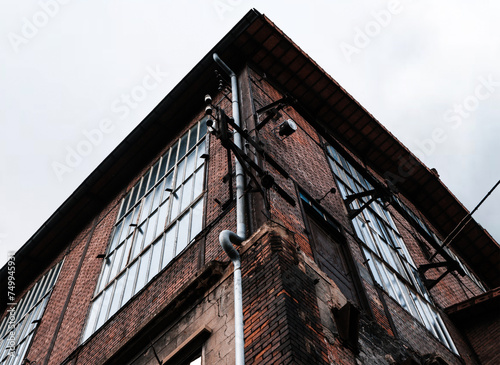 Obraz na płótnie Bâtiment industrielle abandonné en brique d'une ancienne mine à charbon à Saint-Etienne w salonie