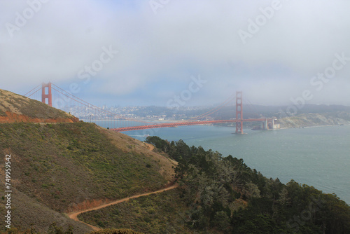 Obraz na płótnie View of the Golden Gate Bridge from the Golden Gate View Point in Mill Valley, California, USA. w salonie