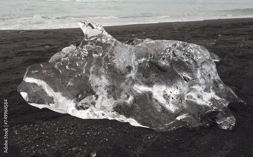 Obraz na płótnie The Diamond Beach is a black volcanic sand beach next to Jökulsárlón Glacier Lagoon on the South Coast of Iceland. Chunks of glacial ice washed ashore. w salonie
