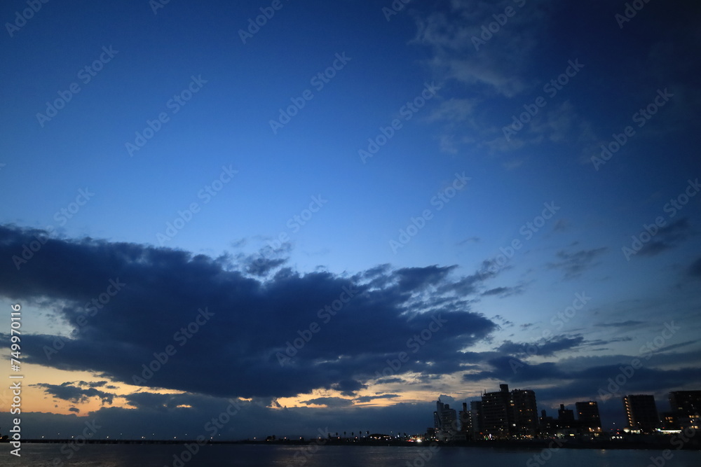鎌倉腰越漁港防波堤から眺める日没後の江ノ島ある風景