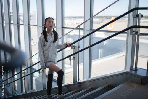 高校で階段を上る女の子 © hakase420