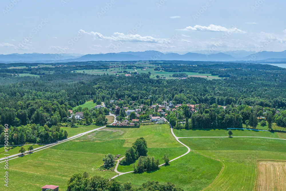 Obraz premium Sommerliche Landschaft am Starnberger See südlich der Gemeinde Berg