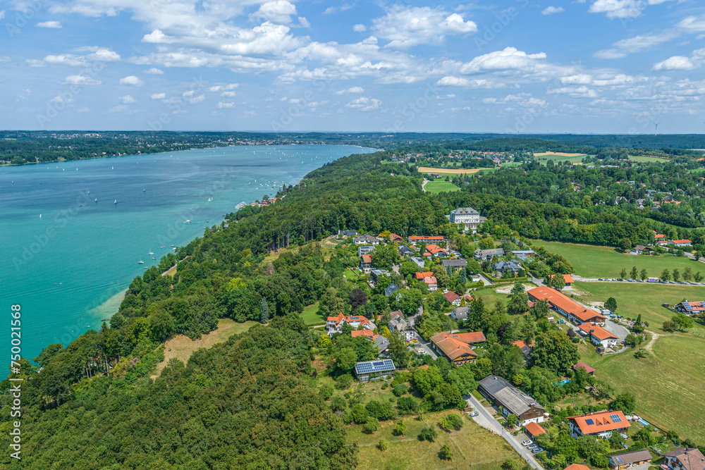 Blick auf die Region am östlichen Starnberger See nahe des Bismarckturm bei Assenhausen