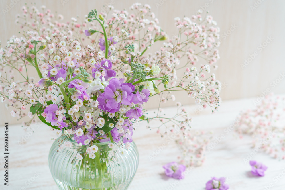 フラワーベースに飾られた春の花