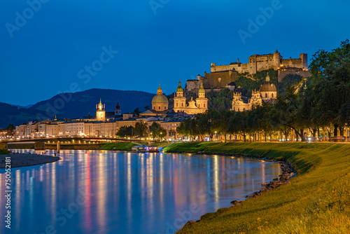 Altstadt von Salzburg und Salzachufer zur Blauen Stunde