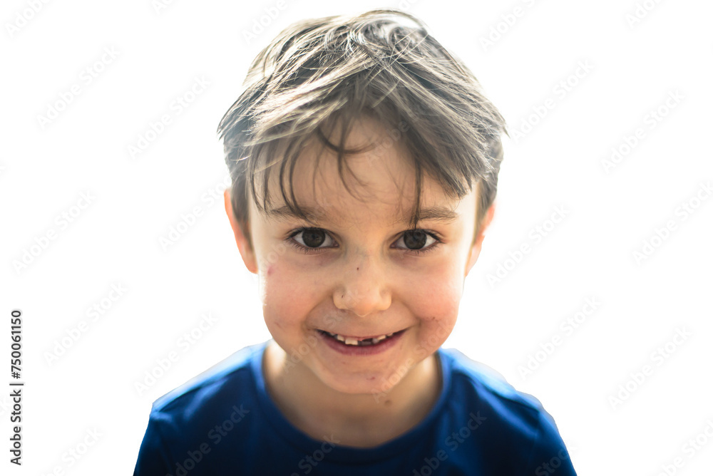 Sześcioletni, uśmiechnięty chłopczyk bez kilku mlecznych zębów, wesoło patrzy w obiektyw. Uśmiechnięta buzia. Przezroczyste tło.  - obrazy, fototapety, plakaty 