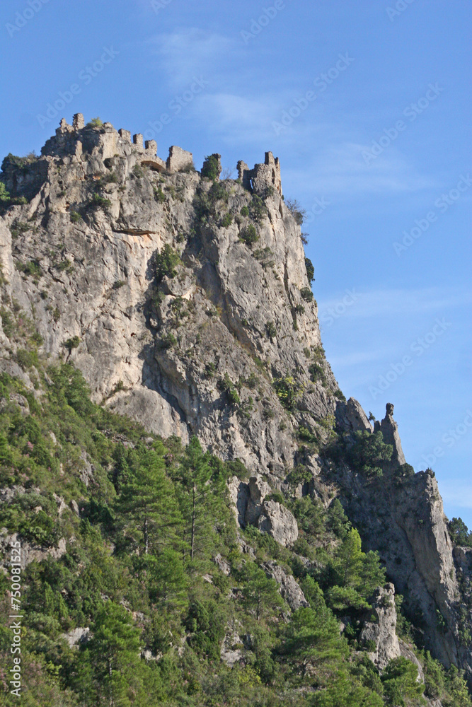 Château Saint Guilhem le Désert, falaises calcaires, Languedoc , Gorges de l'Hérault, village médiéval, Cévennes, Occitanie, Sud de la France