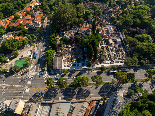 Foto aérea da região de Pinheiros em São Paulo, proxima ao cemitério do Araxá e tambem da avenida Paulista photo