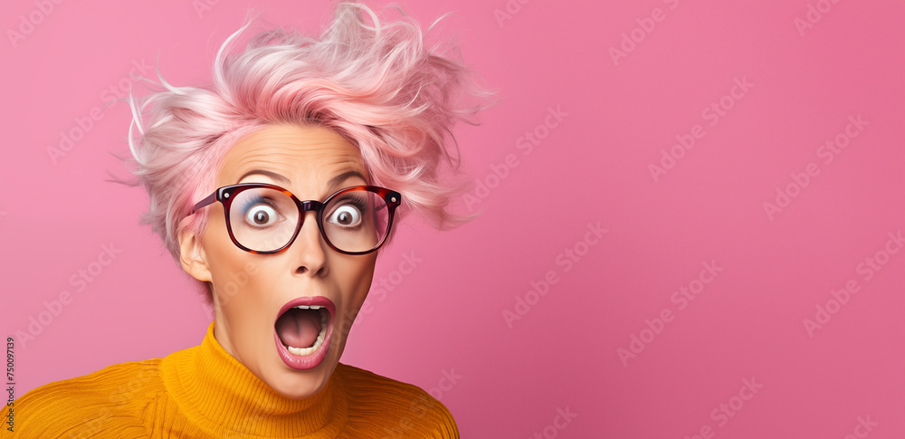 Portrait d'une femme surprise, étonnée, portant des lunettes, sur fond rose, image avec espace pour texte.