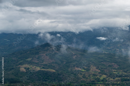 Caminata por la montaña, naturaleza y cascadas Panama © crist.cort