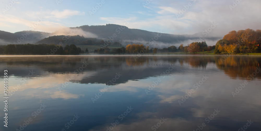 Lac d'Autun et collines avec la pierre de Couhard dans la brume en Bourgogne en automne