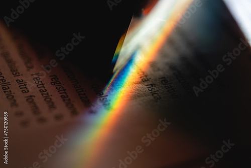 Effetto prisma o spettro elettromagnetico. visuale macro di un raggio di luce che crea l'effetto prisma, mostrando tutti i colori visibili dello spettro luminoso photo