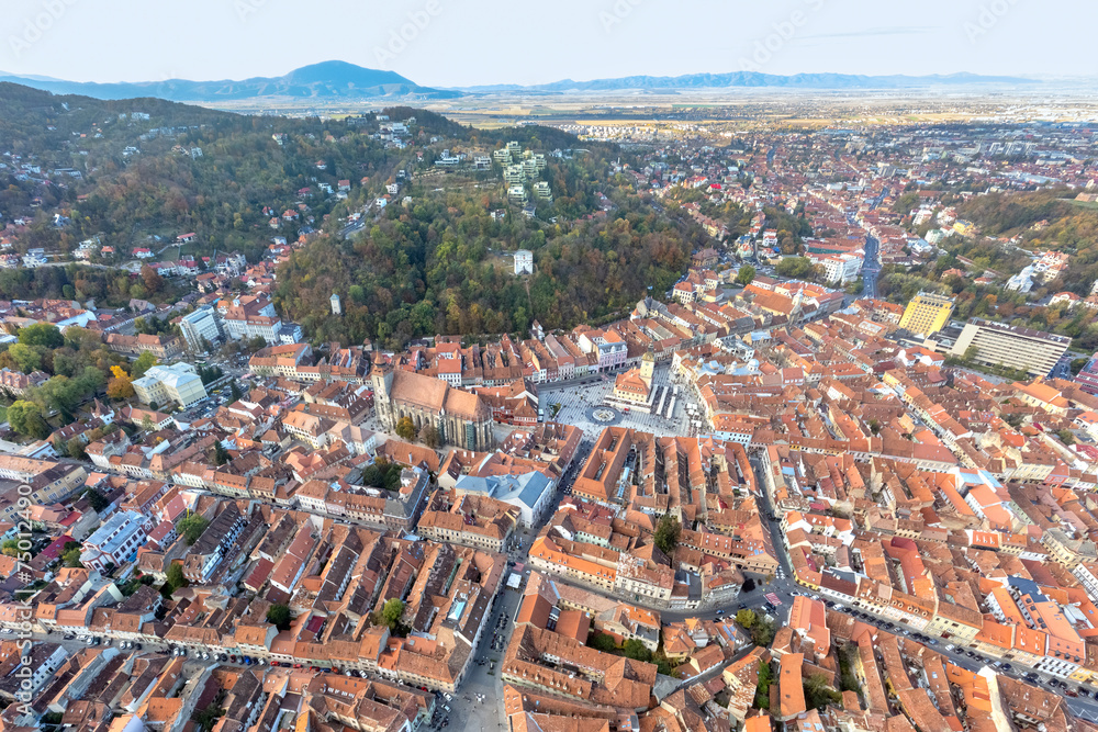 Obraz premium Aerial view of the Old Town city center, Brasov, Transylvania, Romania. Council Square, Black Church and White Tower at golden hour.