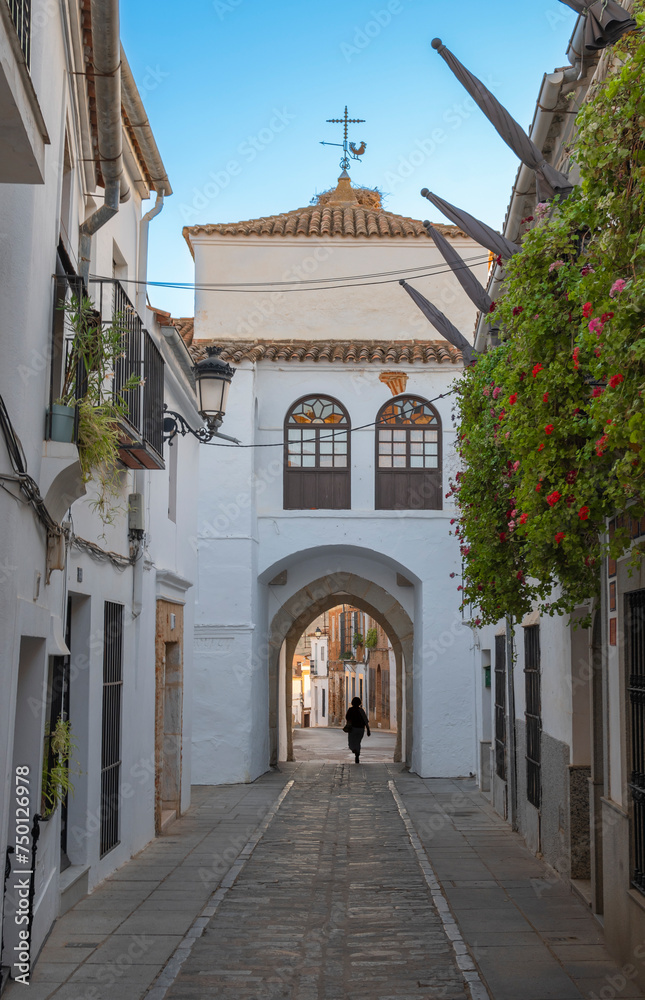 Antigua puerta de Jerez y calle peatonal adoquinada en la hermosa villa de Zafra, España
