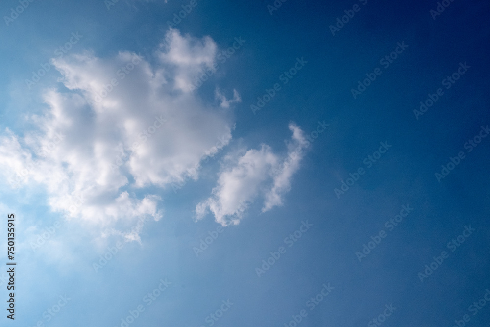 Fototapeta premium blue sky with white clouds sunray background
