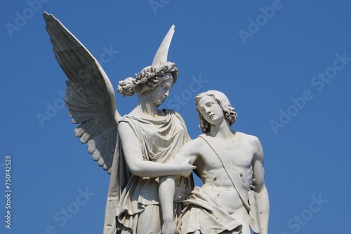 Skulptur, Statue griechische Göttin richtet Verwundeten auf, Schloßbrücke Berlin