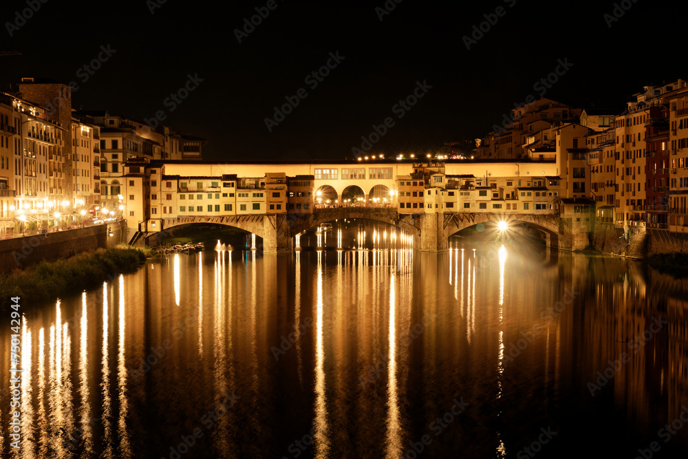 The view of Ponte Vecchio at night in Firenze