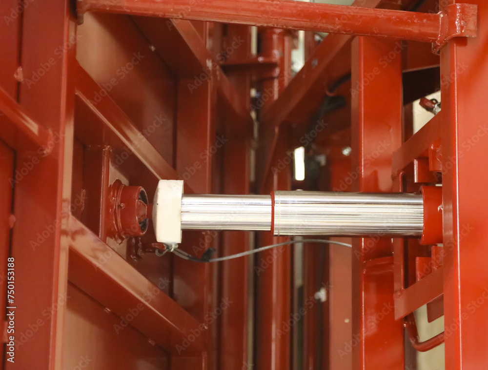 Powerful industrial hydraulic cylinder for lifting loads with the force of fluid pressure of a machine Powerful industrial hydraulic cylinder for lifting loads with the force of fluid pressure of a machine