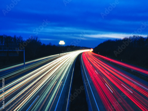 Autobahn mehrspurig Nacht, Hannover Deutschland .